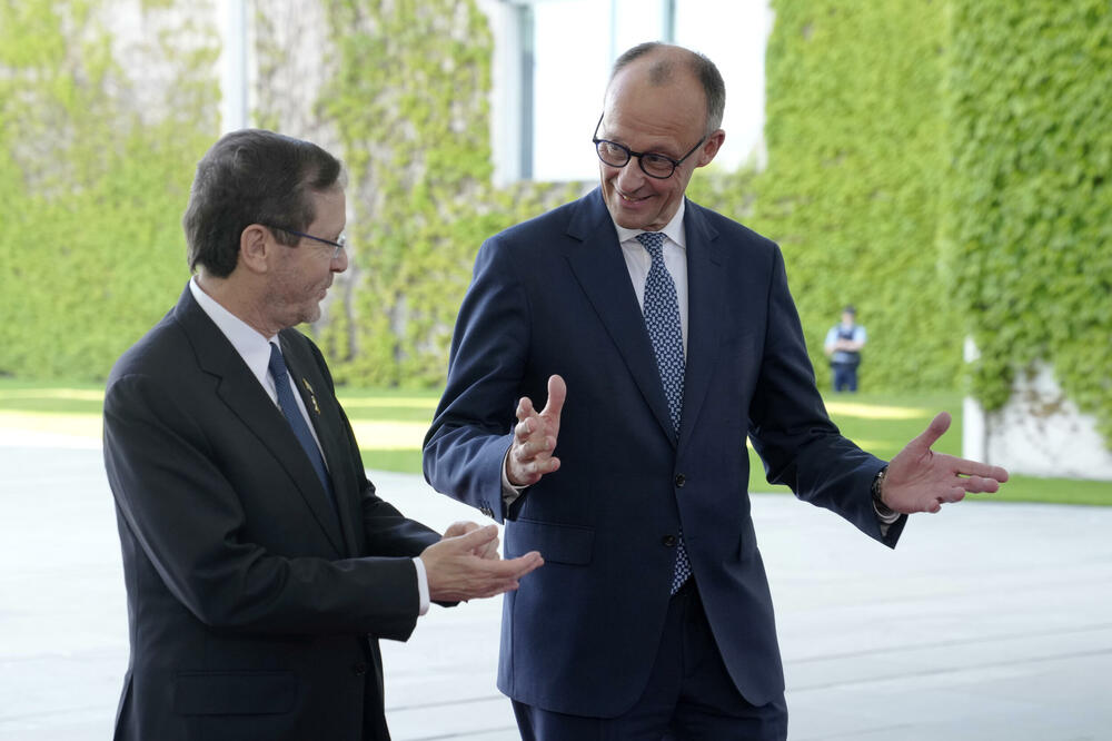 Merc (desno) sa izraelskim predsjednikom Isakom Hercogom u Berlinu 12. maja