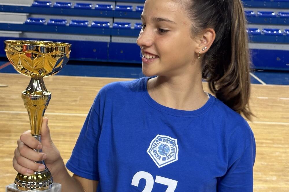 Novaković s peharom osvojenim za treće mjesto turnira “Pascucci”, Foto: Žok Luka Bar