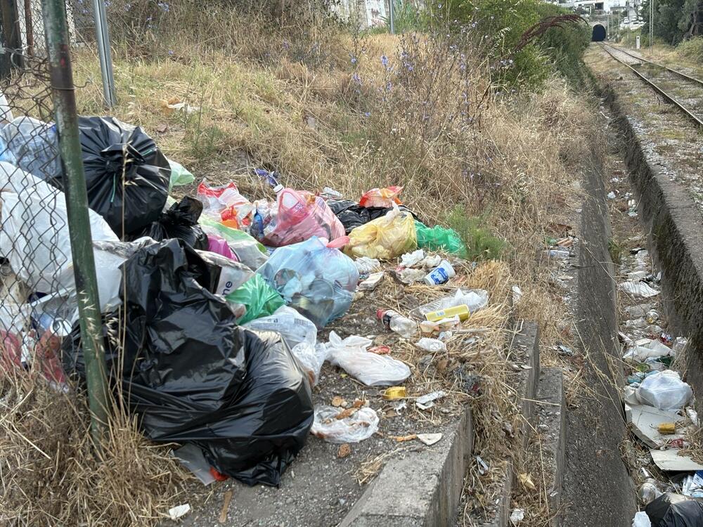 Deponija i pored pruge