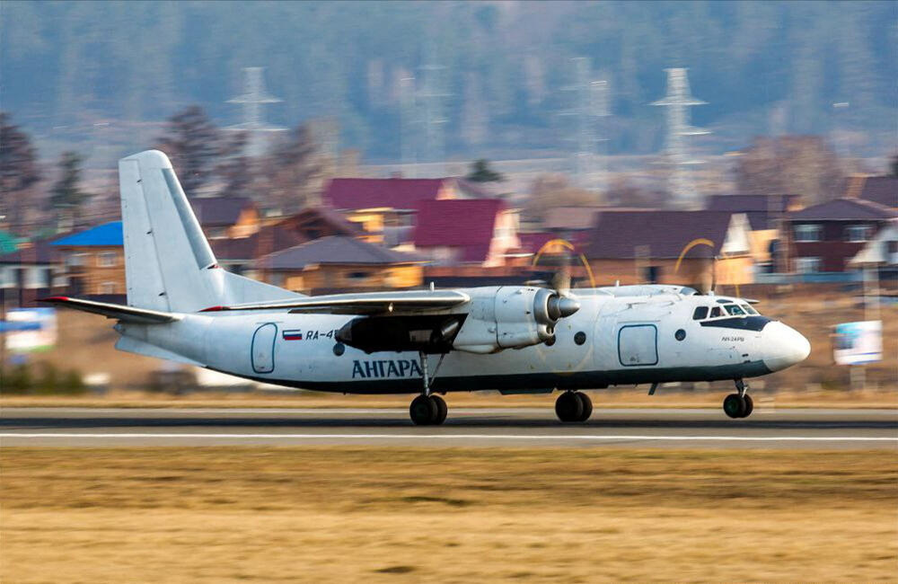 Avion 'an-24' na aerodromu u Irkutsku 2014.