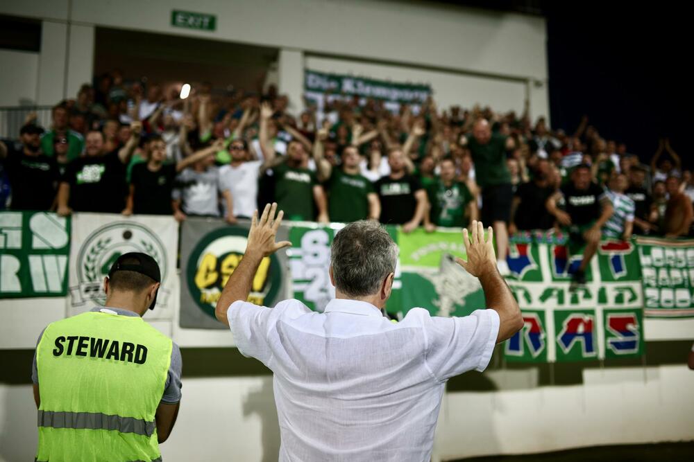 Navijači Rapida pozdravili Savićevića z ovacijami