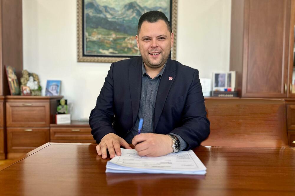 Potpisao zaključke za isplatu naknada: Kovačević, Foto: Opština Nikšić