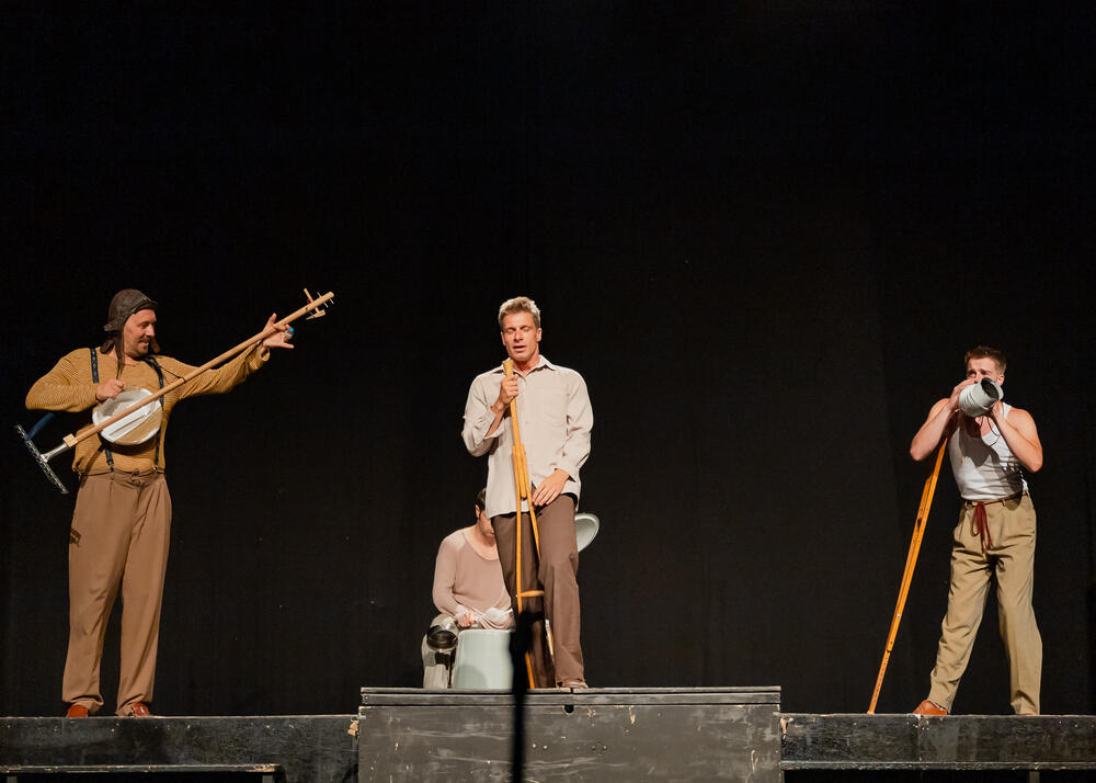 <p>Na Ljetnjoj sceni Doma kulture, pred prepunim gledalištem, izvedena je dirljiva i snažna pozorišna adaptacija Sidranovog romana u režiji Kokana Mladenovića</p>  <p> </p>