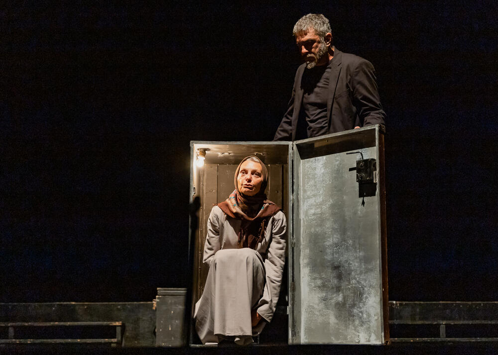 <p>Na Ljetnjoj sceni Doma kulture, pred prepunim gledalištem, izvedena je dirljiva i snažna pozorišna adaptacija Sidranovog romana u režiji Kokana Mladenovića</p>  <p> </p>