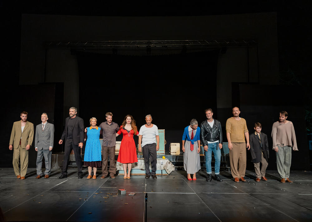 <p>Na Ljetnjoj sceni Doma kulture, pred prepunim gledalištem, izvedena je dirljiva i snažna pozorišna adaptacija Sidranovog romana u režiji Kokana Mladenovića</p>  <p> </p>