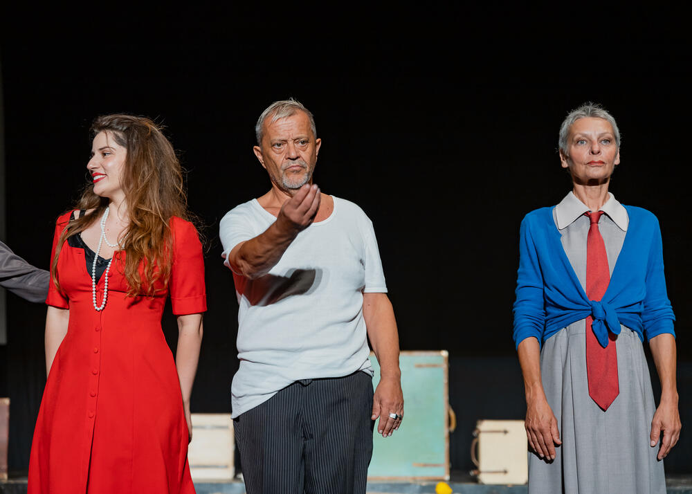 <p>Na Ljetnjoj sceni Doma kulture, pred prepunim gledalištem, izvedena je dirljiva i snažna pozorišna adaptacija Sidranovog romana u režiji Kokana Mladenovića</p>  <p> </p>