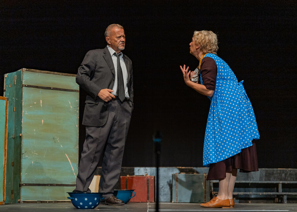 <p>Na Ljetnjoj sceni Doma kulture, pred prepunim gledalištem, izvedena je dirljiva i snažna pozorišna adaptacija Sidranovog romana u režiji Kokana Mladenovića</p>  <p> </p>