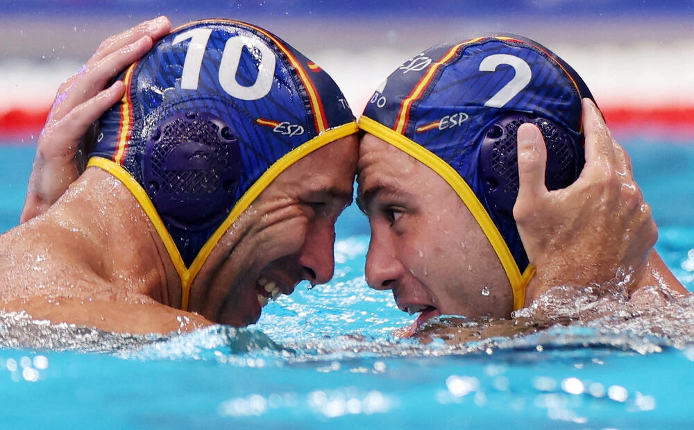 Perone sa saigračem Albertom Munarisom