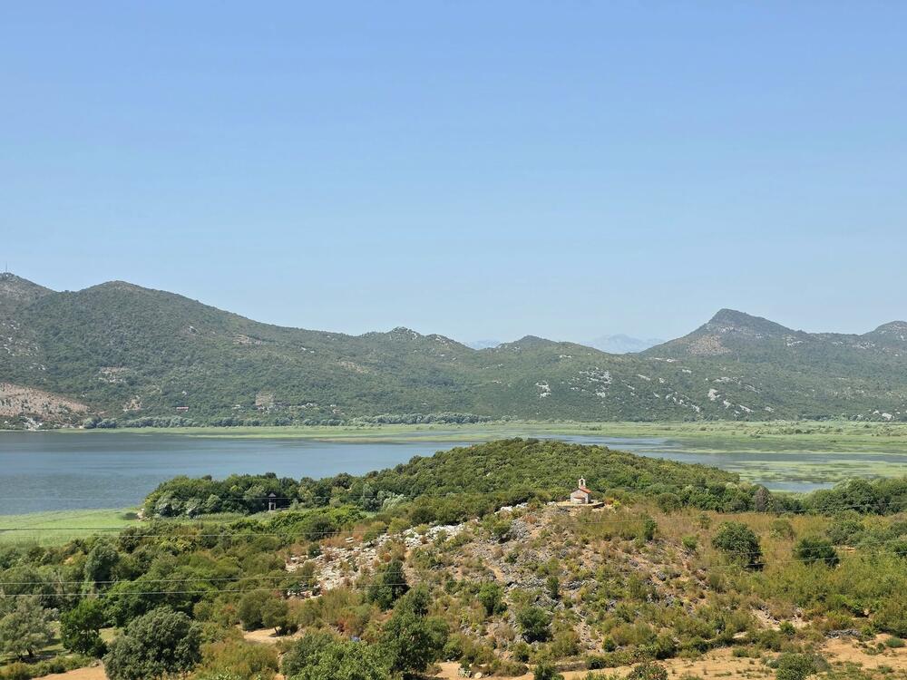 <p>Na Skadarskom jezeru danas otvorena slikarska kolonija koja traje do 28. jula i okuplja umjetnike iz Crne Gore, Srbije, Sjeverne Makedonije, BiH... </p>