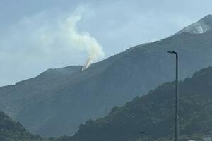 Požar na Lovćenu ponovo buknuo stigao i helikopter VCG