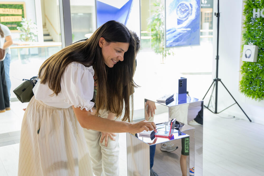 <p>Svima koji su željno iščekivali da dožive novu Samsung Galaxy Z seriju, sa punim sjajem ljeta dolazi sjajna vijest. Z Fold7, Z Flip7 i potpuno novi Z Flip7 FE su u prodaji, a ta činjenica bila je povod događaja koji je kompanija One priredila u saradnji sa kompanijom Samsung u svojoj novoj poslovnici, u proširenom dijelu TC BIG Fashion (City Mall).</p>