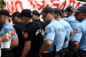 Uniforme niko da im sašije: Slika policajca je slika države