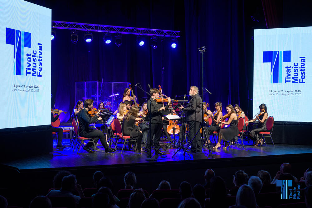 <p>MUZIČKA KRITIKA: Tivat Music Festival - nastup Festivalskog orkestara Crne Gore i grupe "Perper"</p>