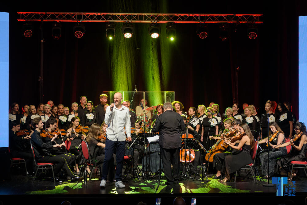 <p>MUZIČKA KRITIKA: Tivat Music Festival - nastup Festivalskog orkestara Crne Gore i grupe "Perper"</p>