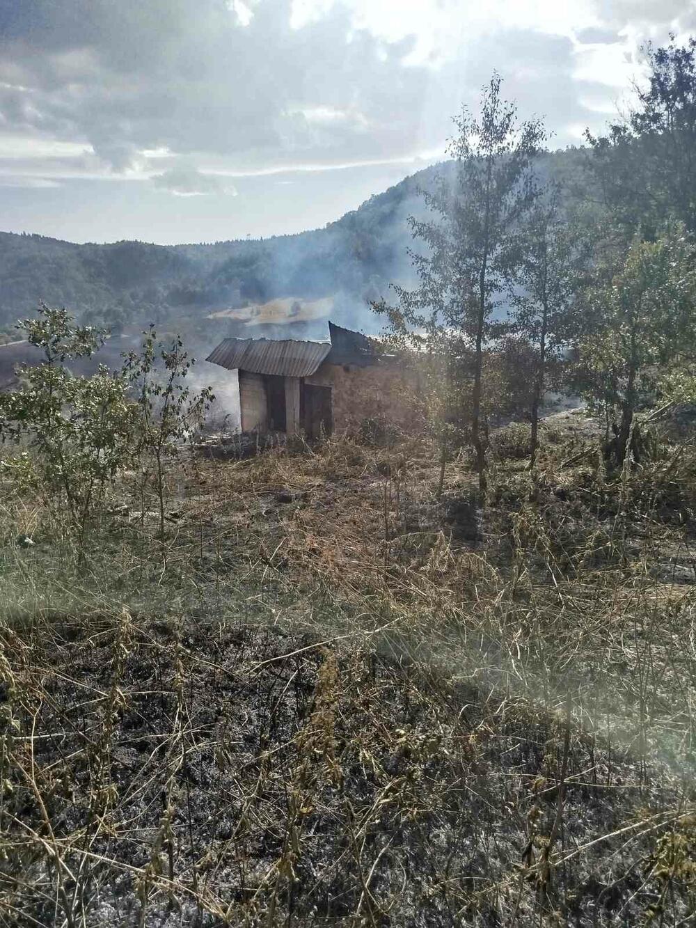 <p>I dalje su aktivni požari u Kozici i Srmećici, gdje gori šuma</p>