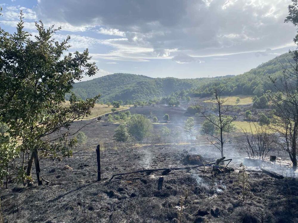 <p>I dalje su aktivni požari u Kozici i Srmećici, gdje gori šuma</p>