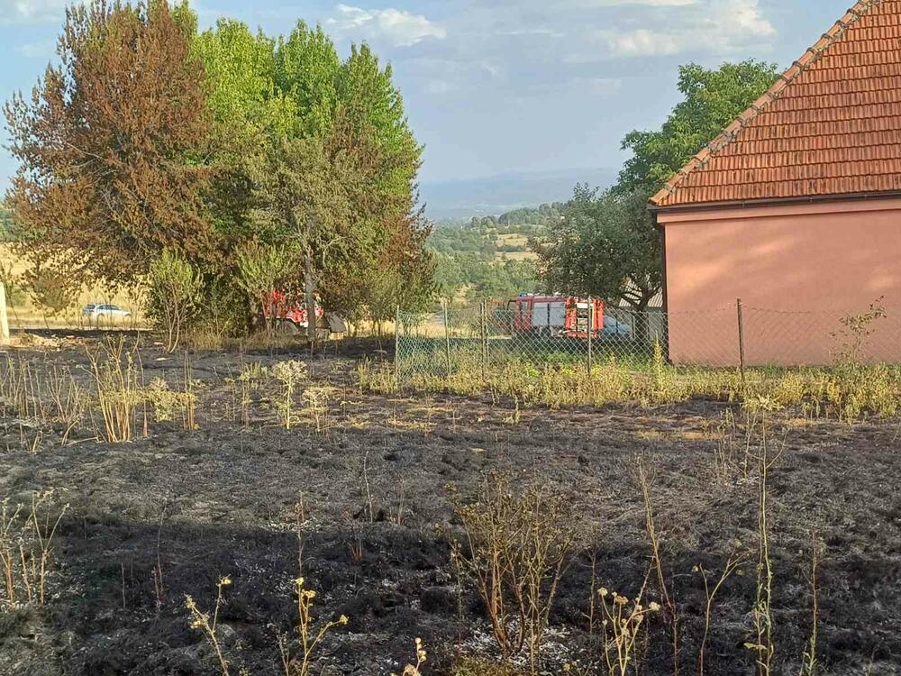 <p>I dalje su aktivni požari u Kozici i Srmećici, gdje gori šuma</p>