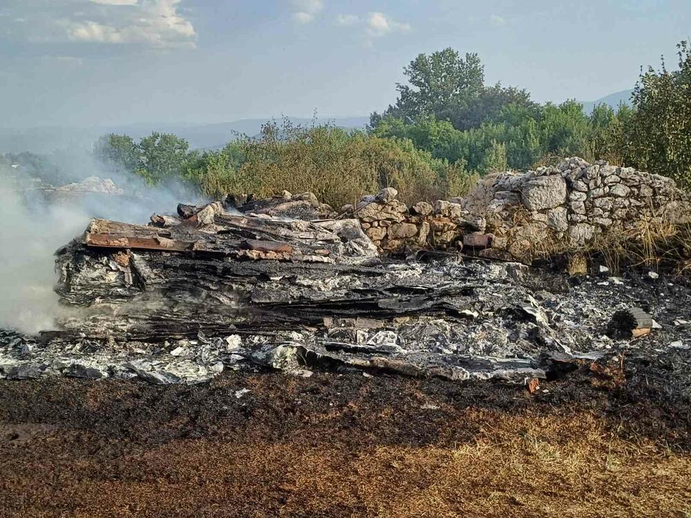 <p>I dalje su aktivni požari u Kozici i Srmećici, gdje gori šuma</p>