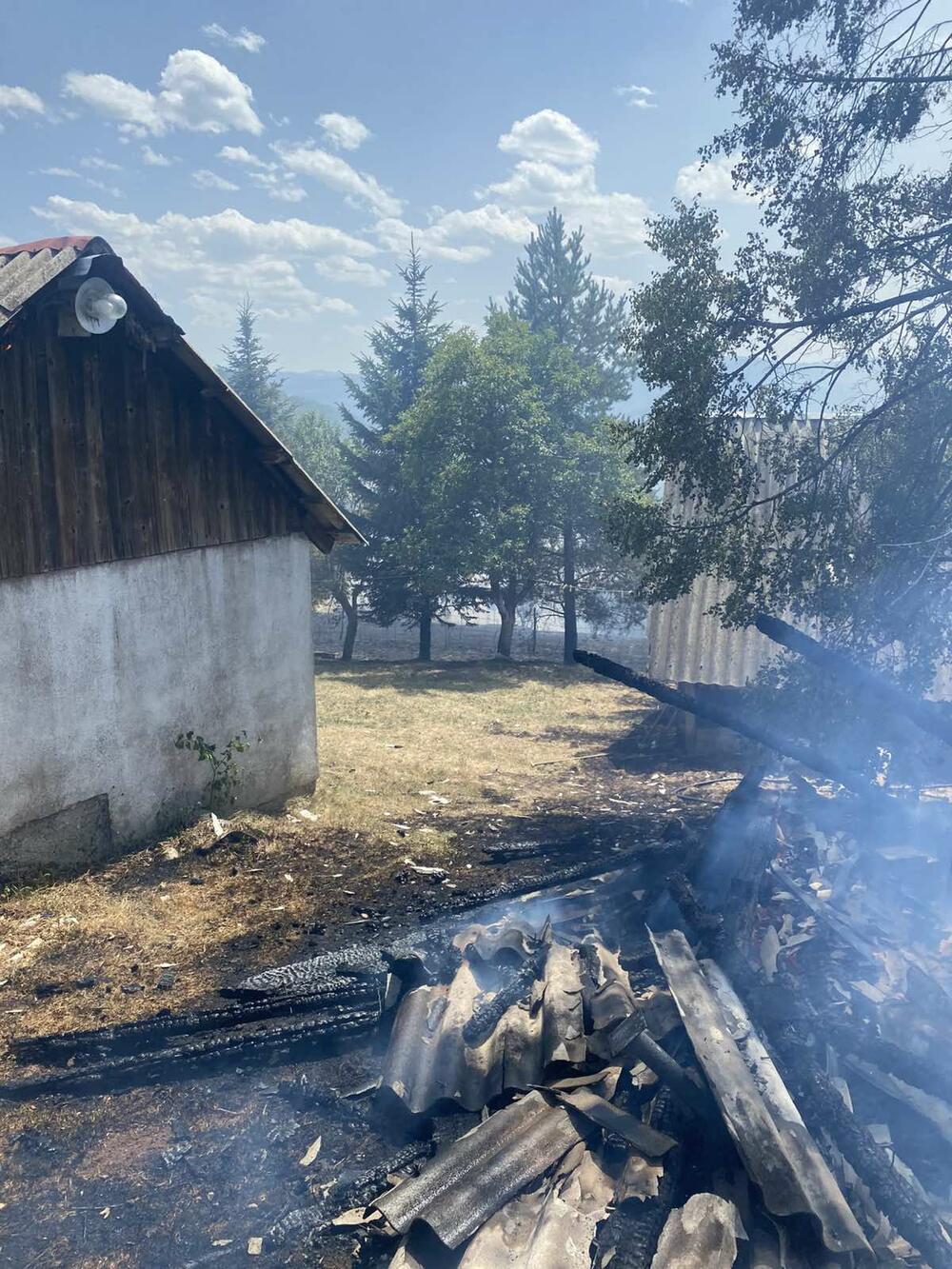 <p>I dalje su aktivni požari u Kozici i Srmećici, gdje gori šuma</p>