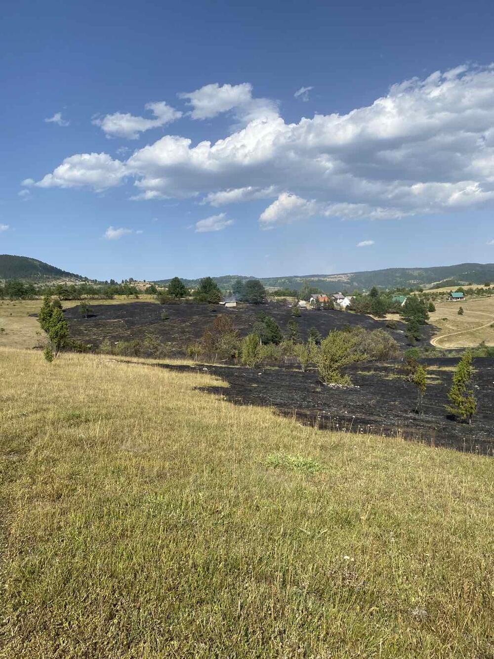 <p>I dalje su aktivni požari u Kozici i Srmećici, gdje gori šuma</p>