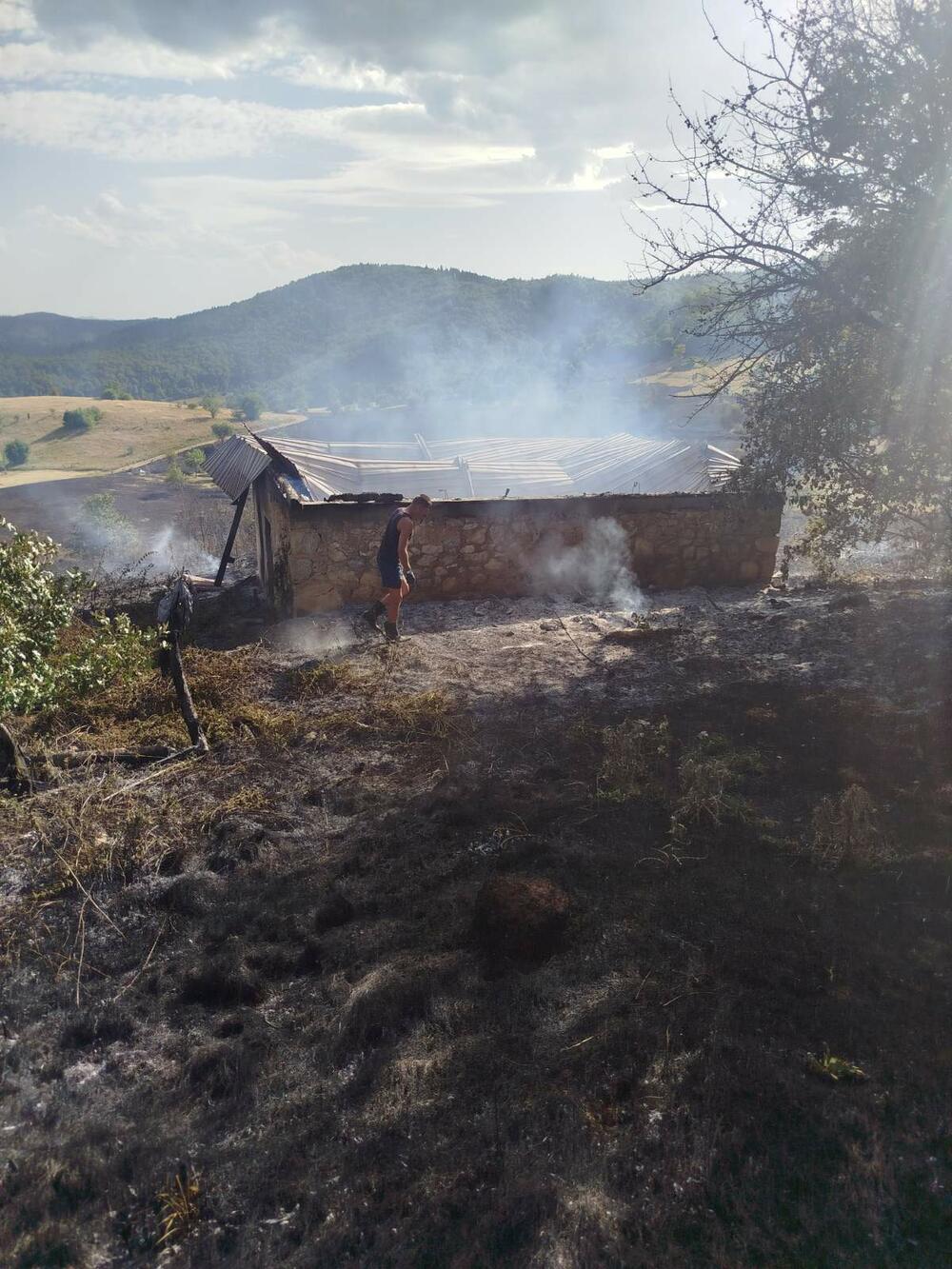 <p>I dalje su aktivni požari u Kozici i Srmećici, gdje gori šuma</p>