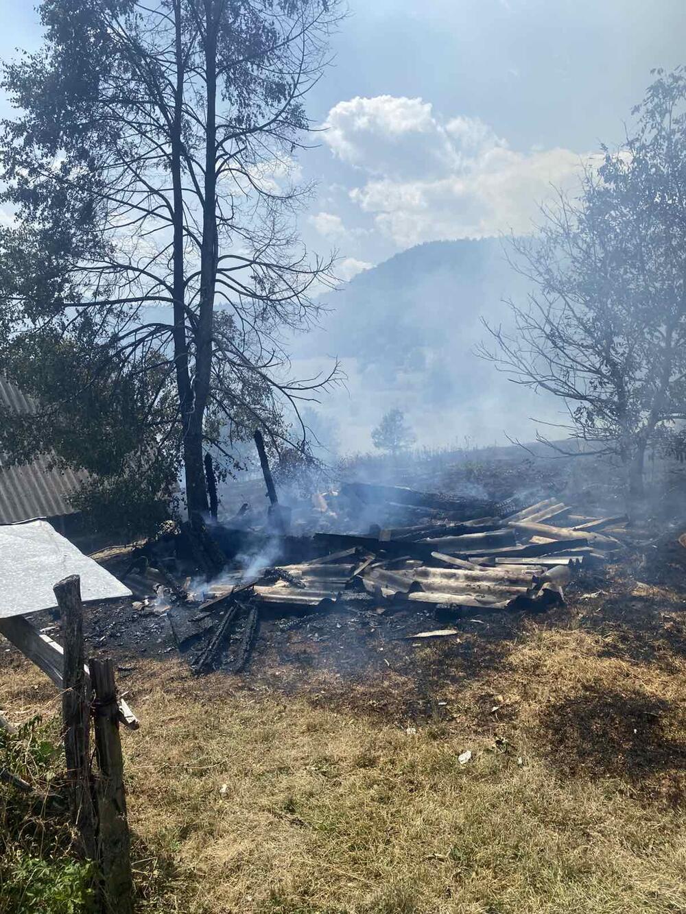 <p>I dalje su aktivni požari u Kozici i Srmećici, gdje gori šuma</p>