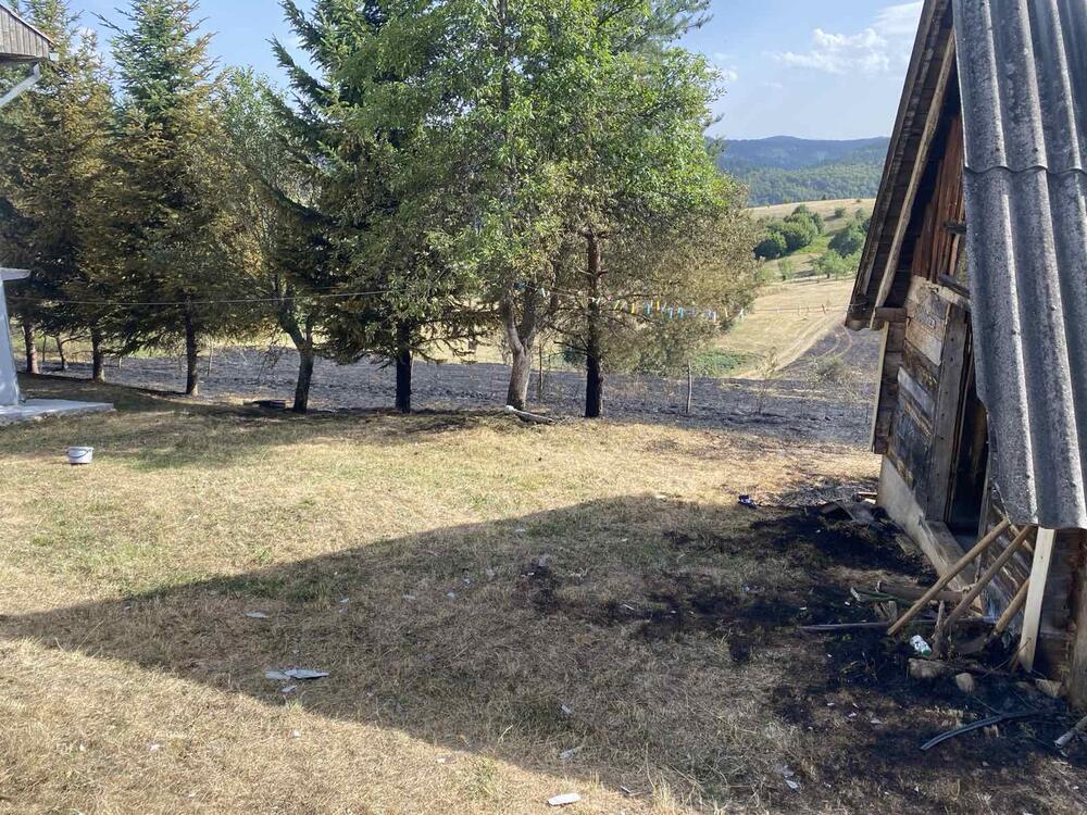 <p>I dalje su aktivni požari u Kozici i Srmećici, gdje gori šuma</p>