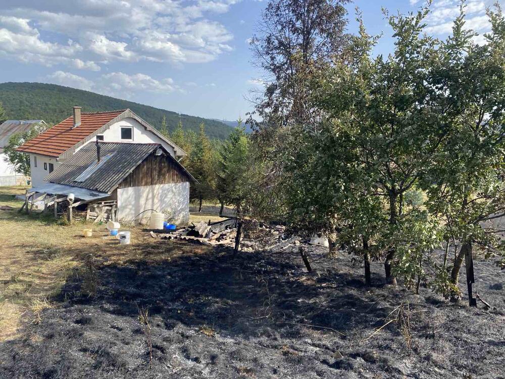 <p>I dalje su aktivni požari u Kozici i Srmećici, gdje gori šuma</p>