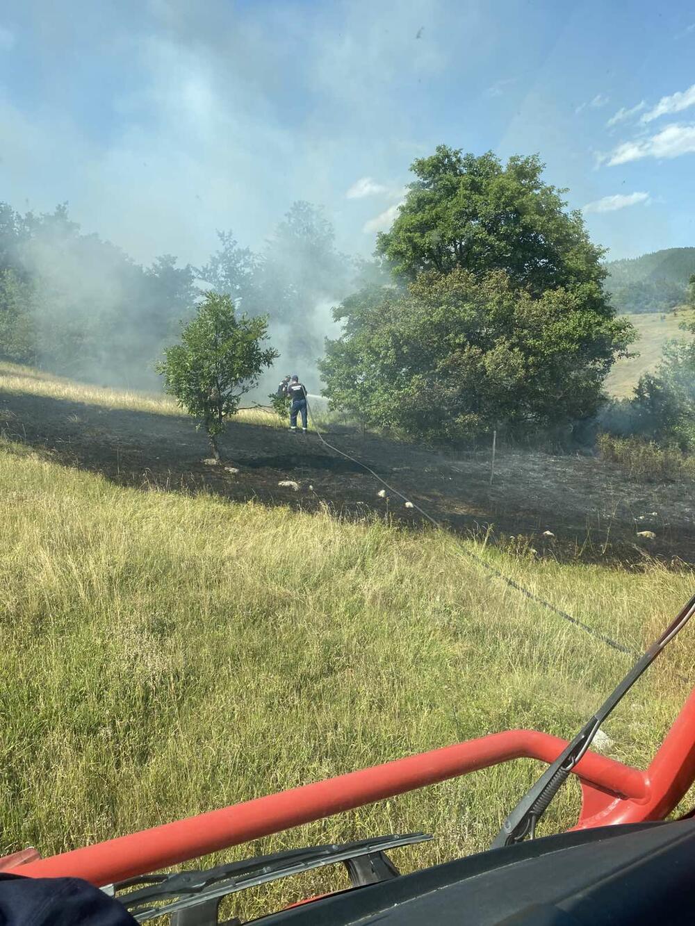 <p>I dalje su aktivni požari u Kozici i Srmećici, gdje gori šuma</p>