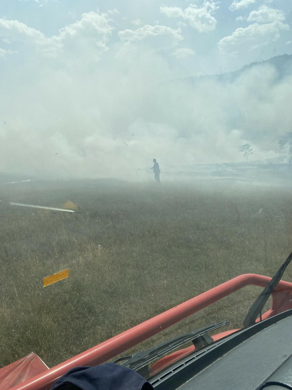 <p>I dalje su aktivni požari u Kozici i Srmećici, gdje gori šuma</p>