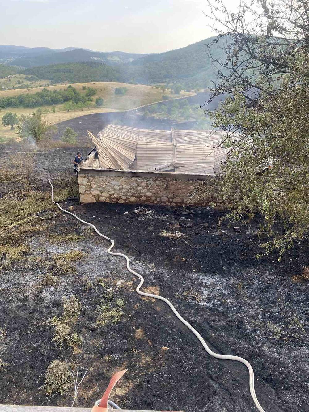 <p>I dalje su aktivni požari u Kozici i Srmećici, gdje gori šuma</p>