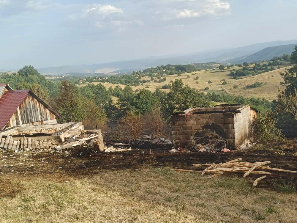 <p>I dalje su aktivni požari u Kozici i Srmećici, gdje gori šuma</p>