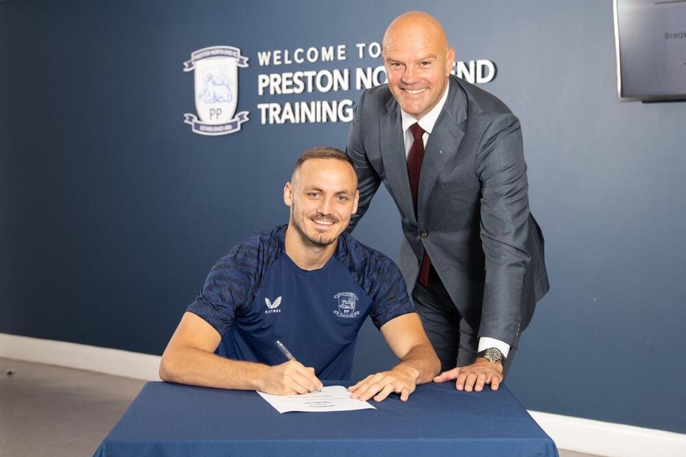 Andrija Vukčević potpisuje za Preston u društvu agenta Igora Gluščevića, Foto: Preston North End FC