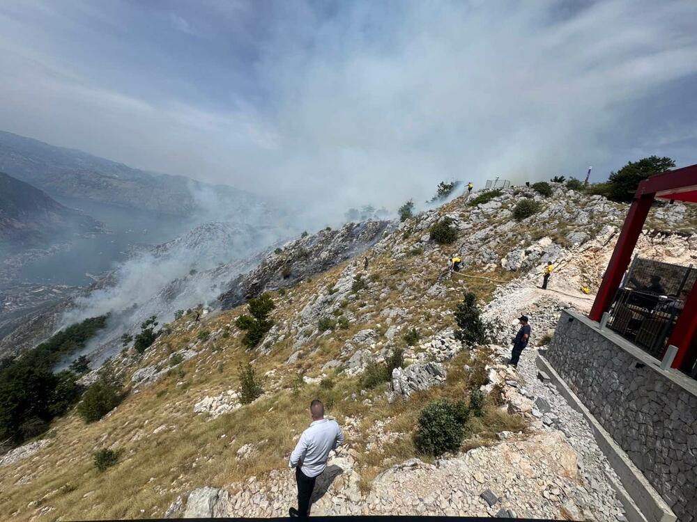 <p>Uprkos naporima sa zemlje i iz vazduha, vatra se povremeno razbuktava, otežavajući kontrolu nad situacijom</p>