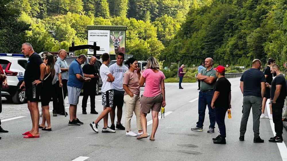 Ob blokadi ceste med Kolašinom in Mojkovcem kritični do oblasti