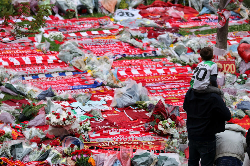 Sve što su navijači ostavili ispred Enfilda u Žotinu čast činiće spomenik, Foto: Reuters