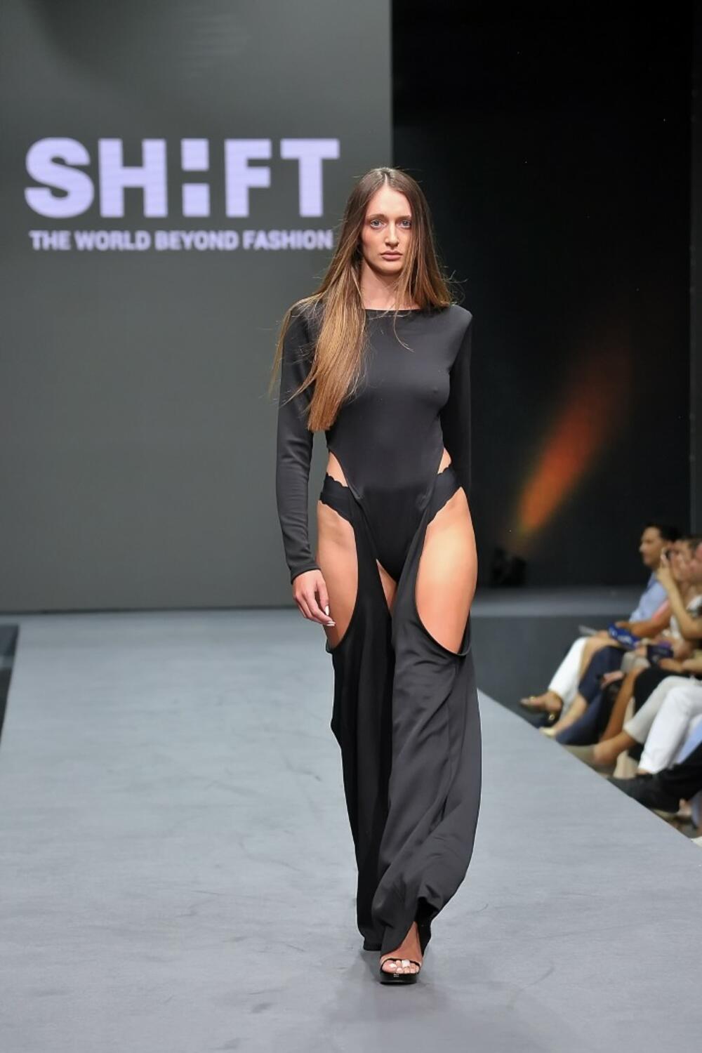 <p>Spektakularne revije, kreativna radionica Sare Sozzani Maino i nastupi dizajnerskih zvijezda – od Charlesa de Vilmorina do crnogorskog Shift Studija – pozicionirali Tivat kao novu prestižnu modnu destinaciju</p>