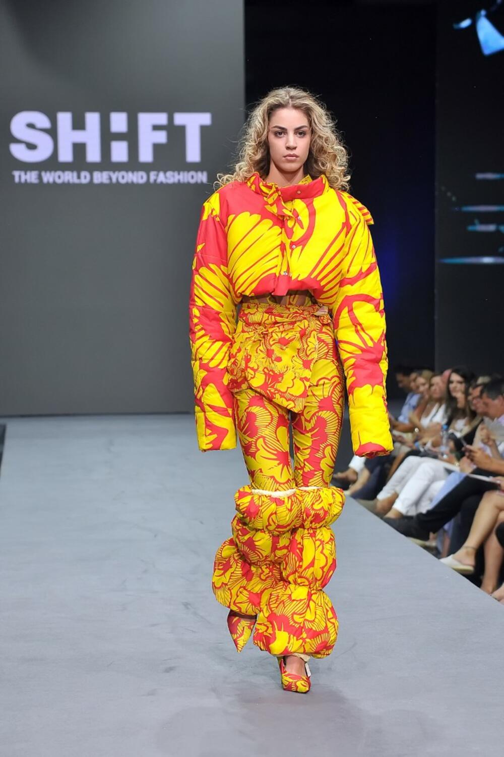 <p>Spektakularne revije, kreativna radionica Sare Sozzani Maino i nastupi dizajnerskih zvijezda – od Charlesa de Vilmorina do crnogorskog Shift Studija – pozicionirali Tivat kao novu prestižnu modnu destinaciju</p>