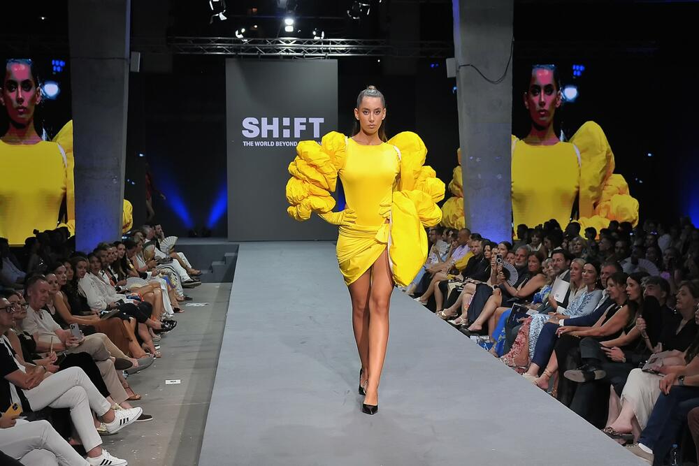 <p>Spektakularne revije, kreativna radionica Sare Sozzani Maino i nastupi dizajnerskih zvijezda – od Charlesa de Vilmorina do crnogorskog Shift Studija – pozicionirali Tivat kao novu prestižnu modnu destinaciju</p>