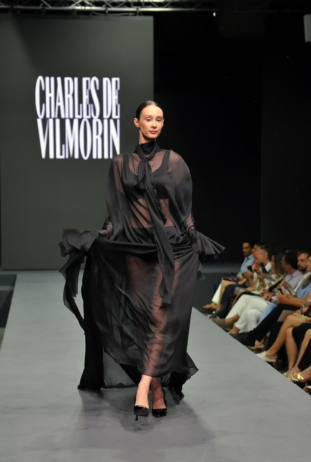 <p>Spektakularne revije, kreativna radionica Sare Sozzani Maino i nastupi dizajnerskih zvijezda – od Charlesa de Vilmorina do crnogorskog Shift Studija – pozicionirali Tivat kao novu prestižnu modnu destinaciju</p>