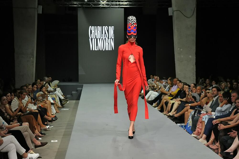 <p>Spektakularne revije, kreativna radionica Sare Sozzani Maino i nastupi dizajnerskih zvijezda – od Charlesa de Vilmorina do crnogorskog Shift Studija – pozicionirali Tivat kao novu prestižnu modnu destinaciju</p>