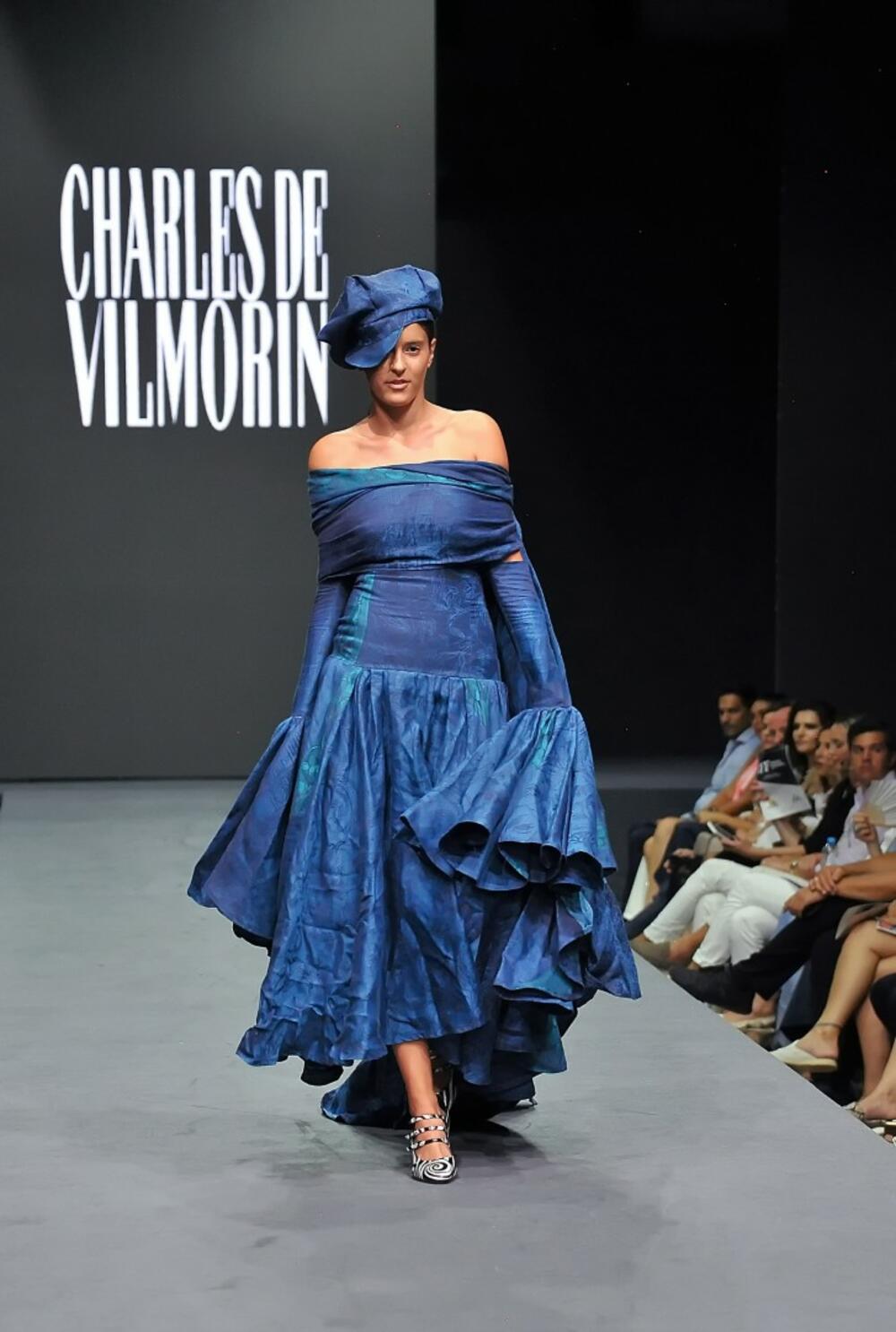 <p>Spektakularne revije, kreativna radionica Sare Sozzani Maino i nastupi dizajnerskih zvijezda – od Charlesa de Vilmorina do crnogorskog Shift Studija – pozicionirali Tivat kao novu prestižnu modnu destinaciju</p>