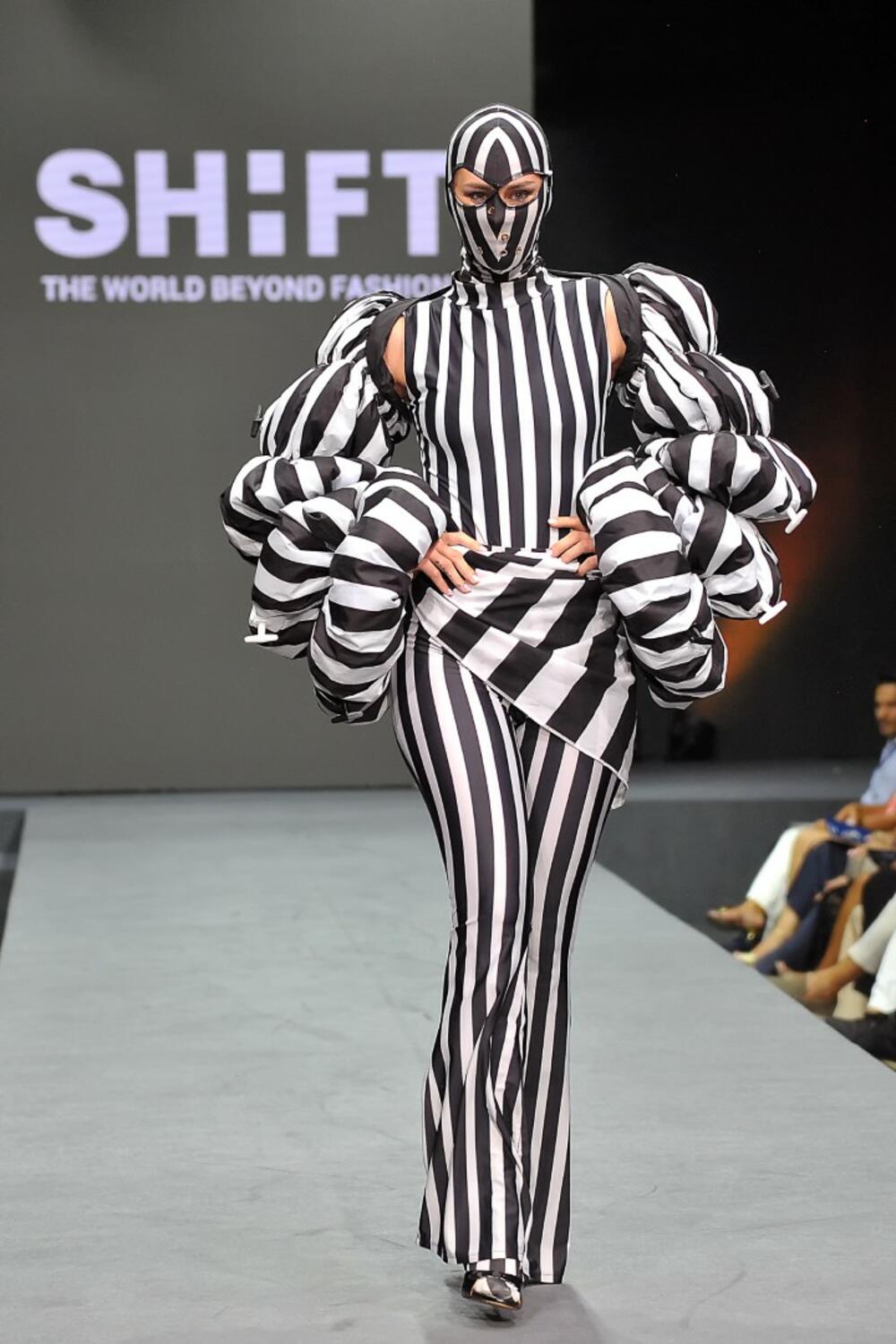 <p>Spektakularne revije, kreativna radionica Sare Sozzani Maino i nastupi dizajnerskih zvijezda – od Charlesa de Vilmorina do crnogorskog Shift Studija – pozicionirali Tivat kao novu prestižnu modnu destinaciju</p>