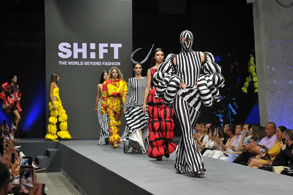 <p>Spektakularne revije, kreativna radionica Sare Sozzani Maino i nastupi dizajnerskih zvijezda – od Charlesa de Vilmorina do crnogorskog Shift Studija – pozicionirali Tivat kao novu prestižnu modnu destinaciju</p>