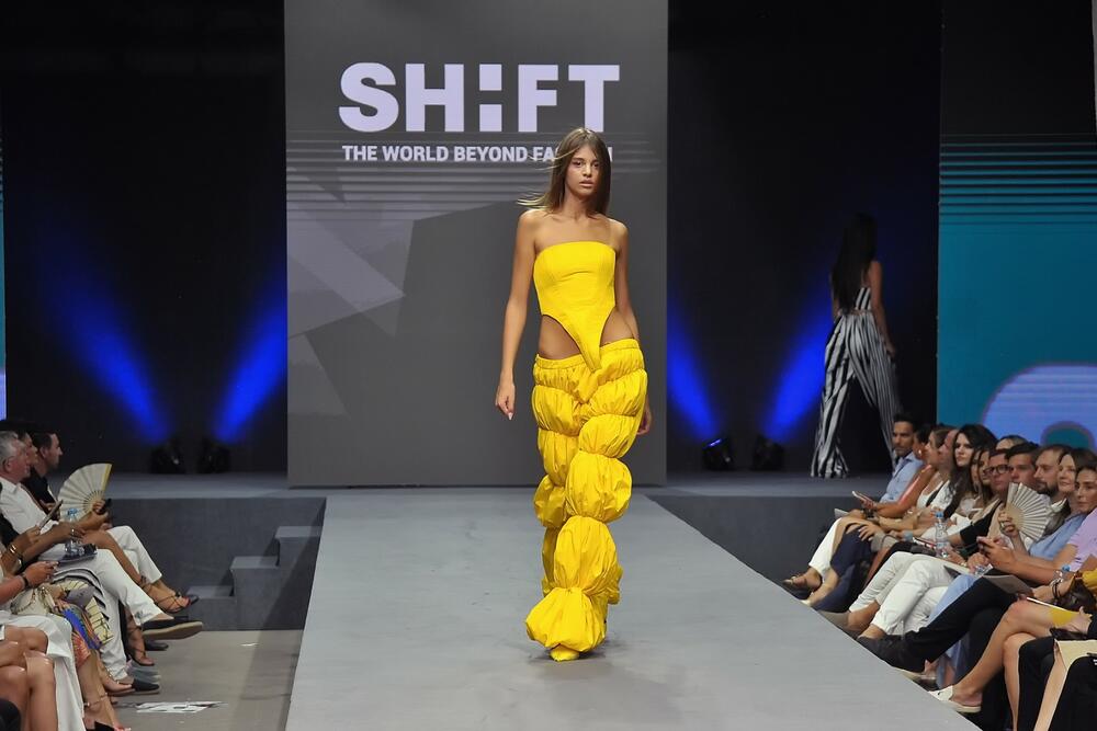 <p>Spektakularne revije, kreativna radionica Sare Sozzani Maino i nastupi dizajnerskih zvijezda – od Charlesa de Vilmorina do crnogorskog Shift Studija – pozicionirali Tivat kao novu prestižnu modnu destinaciju</p>