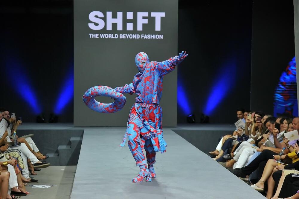 <p>Spektakularne revije, kreativna radionica Sare Sozzani Maino i nastupi dizajnerskih zvijezda – od Charlesa de Vilmorina do crnogorskog Shift Studija – pozicionirali Tivat kao novu prestižnu modnu destinaciju</p>