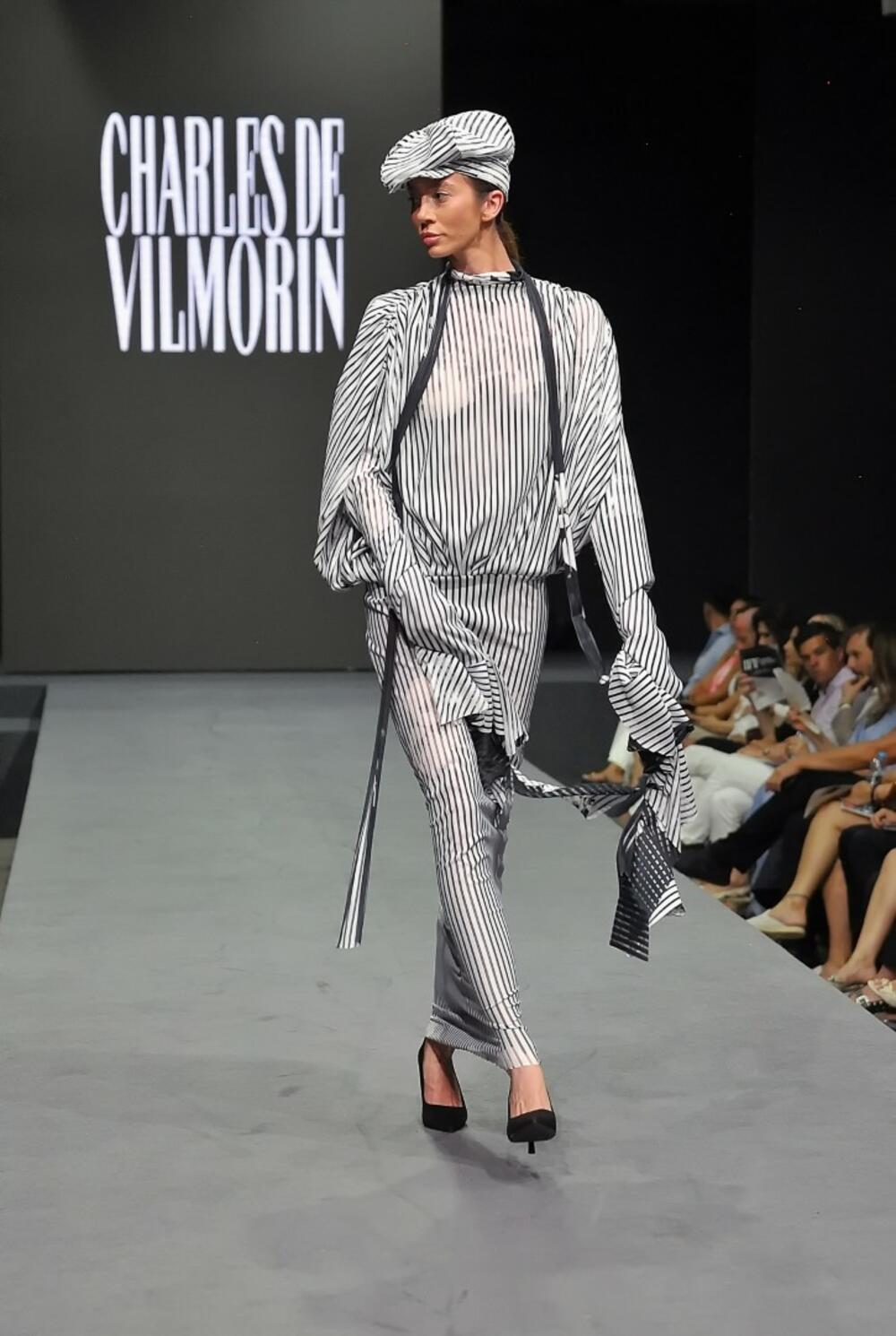 <p>Spektakularne revije, kreativna radionica Sare Sozzani Maino i nastupi dizajnerskih zvijezda – od Charlesa de Vilmorina do crnogorskog Shift Studija – pozicionirali Tivat kao novu prestižnu modnu destinaciju</p>