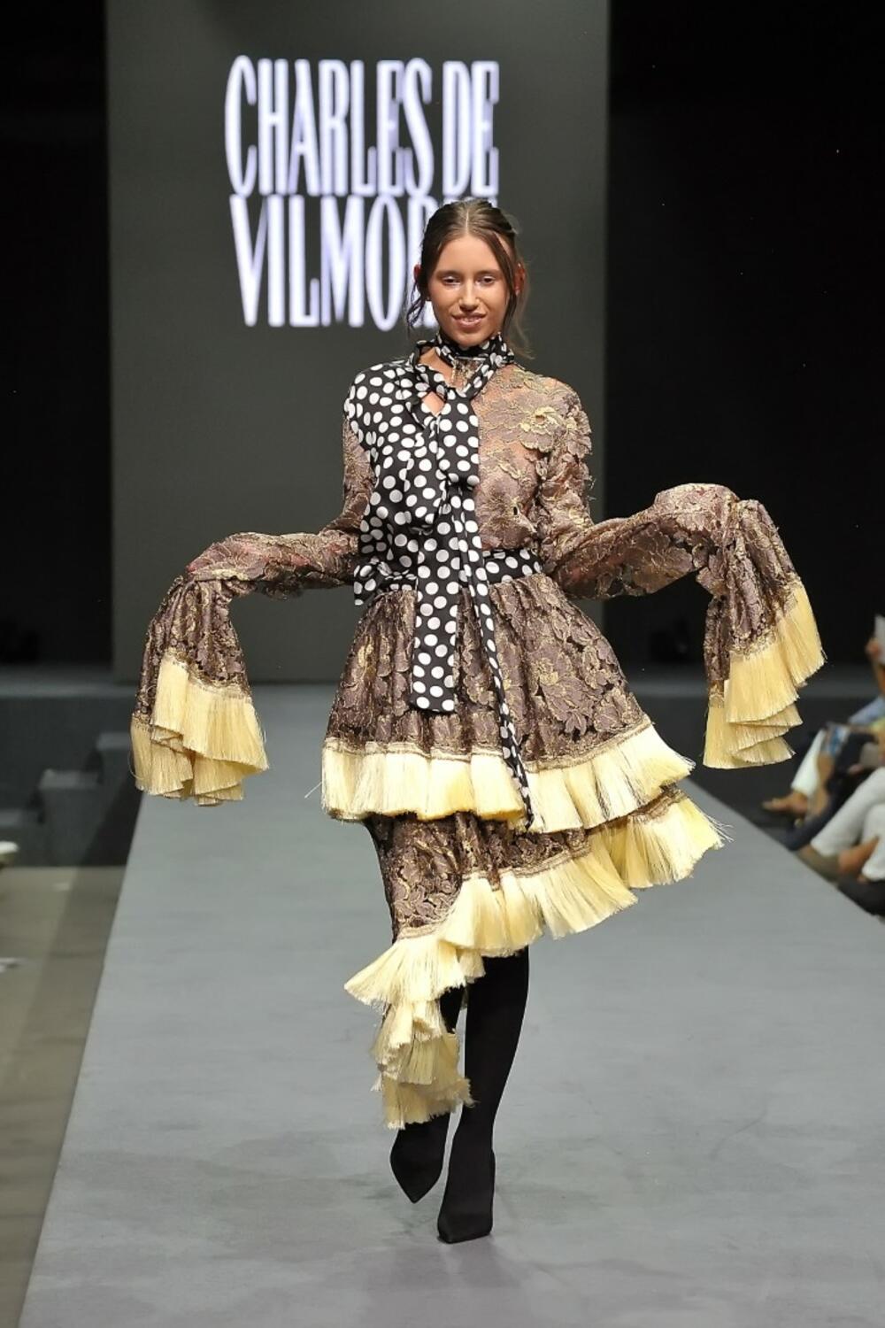 <p>Spektakularne revije, kreativna radionica Sare Sozzani Maino i nastupi dizajnerskih zvijezda – od Charlesa de Vilmorina do crnogorskog Shift Studija – pozicionirali Tivat kao novu prestižnu modnu destinaciju</p>