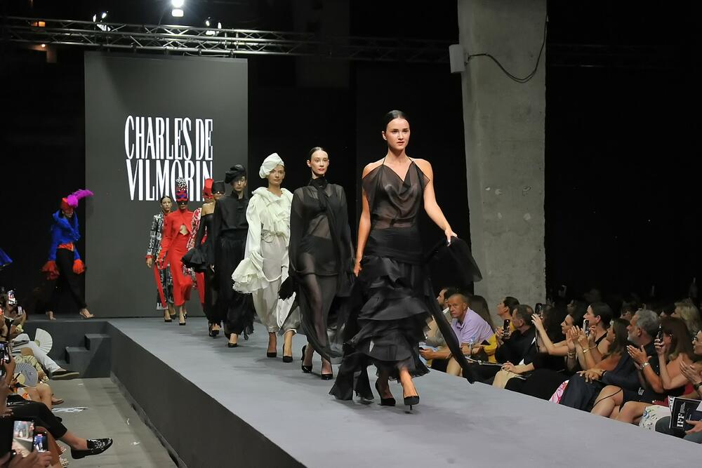 <p>Spektakularne revije, kreativna radionica Sare Sozzani Maino i nastupi dizajnerskih zvijezda – od Charlesa de Vilmorina do crnogorskog Shift Studija – pozicionirali Tivat kao novu prestižnu modnu destinaciju</p>