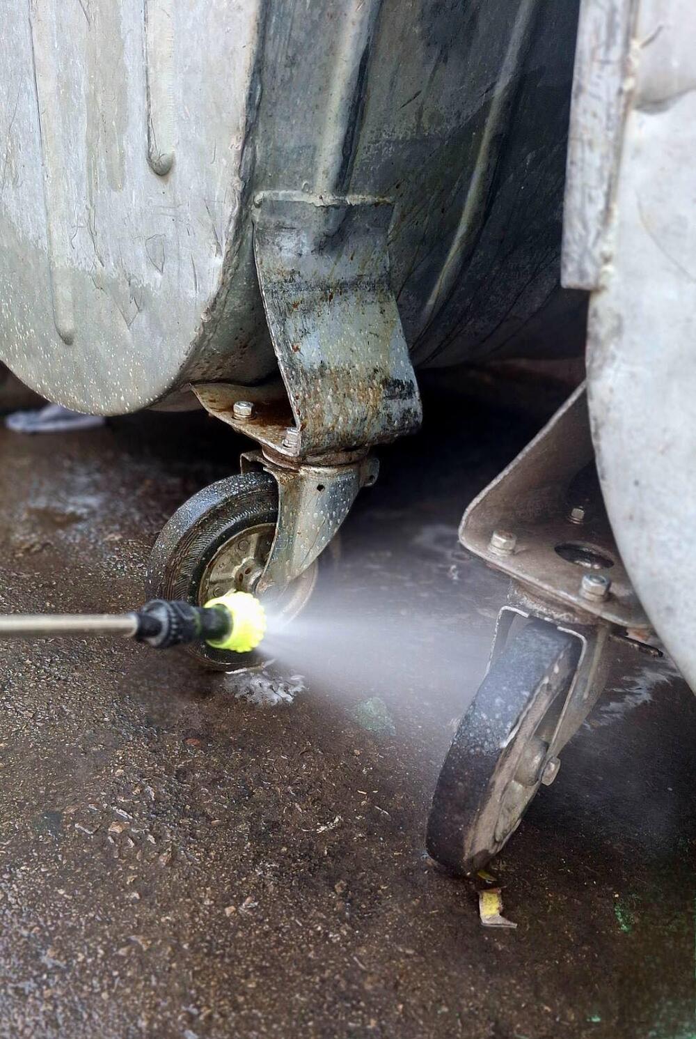 <p>Dezinikovane su kontejnerske stanice, oprane kante za smeće...</p>